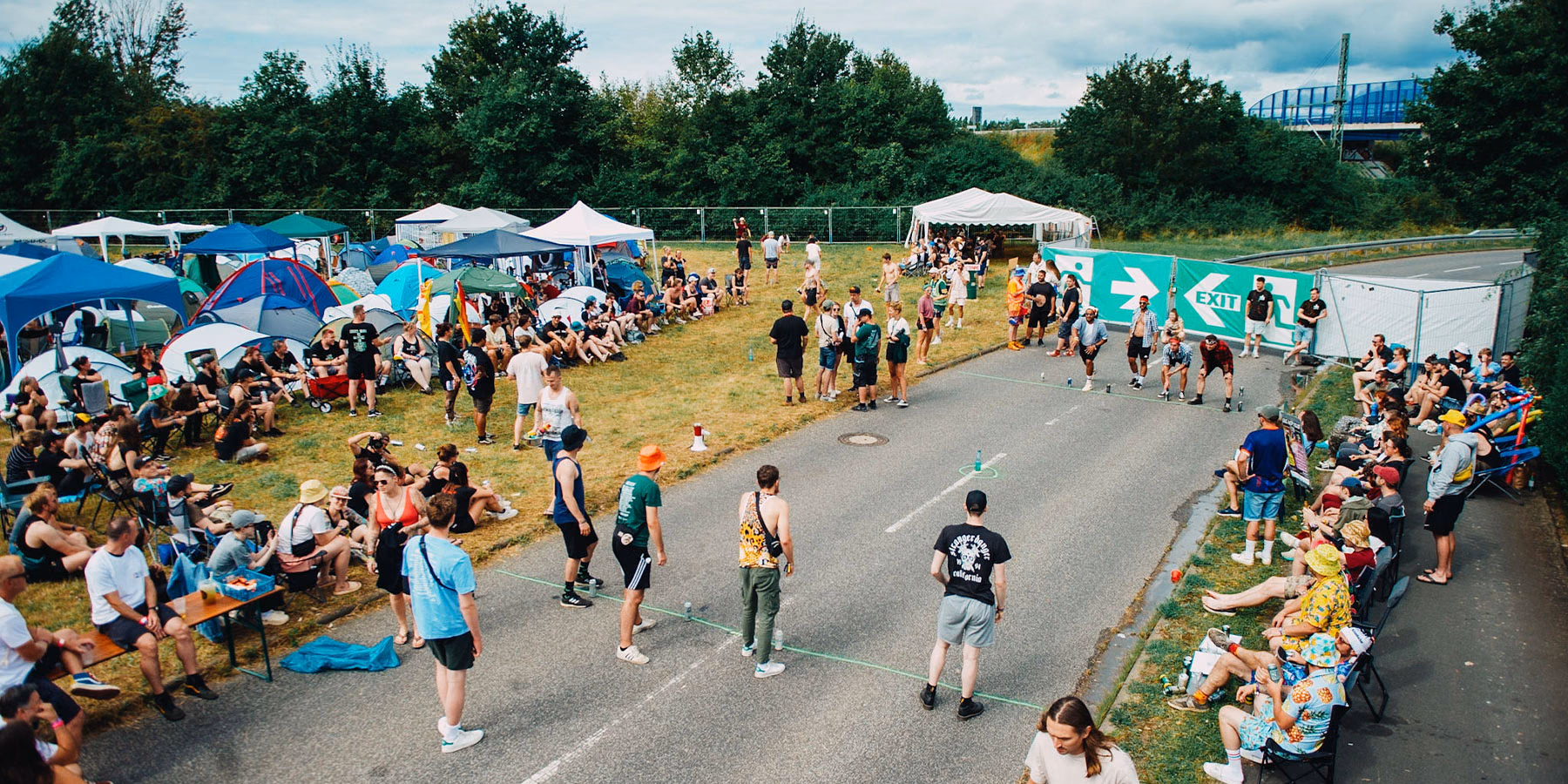 Menschen spielen auf dem Campingplatz Flunkyball