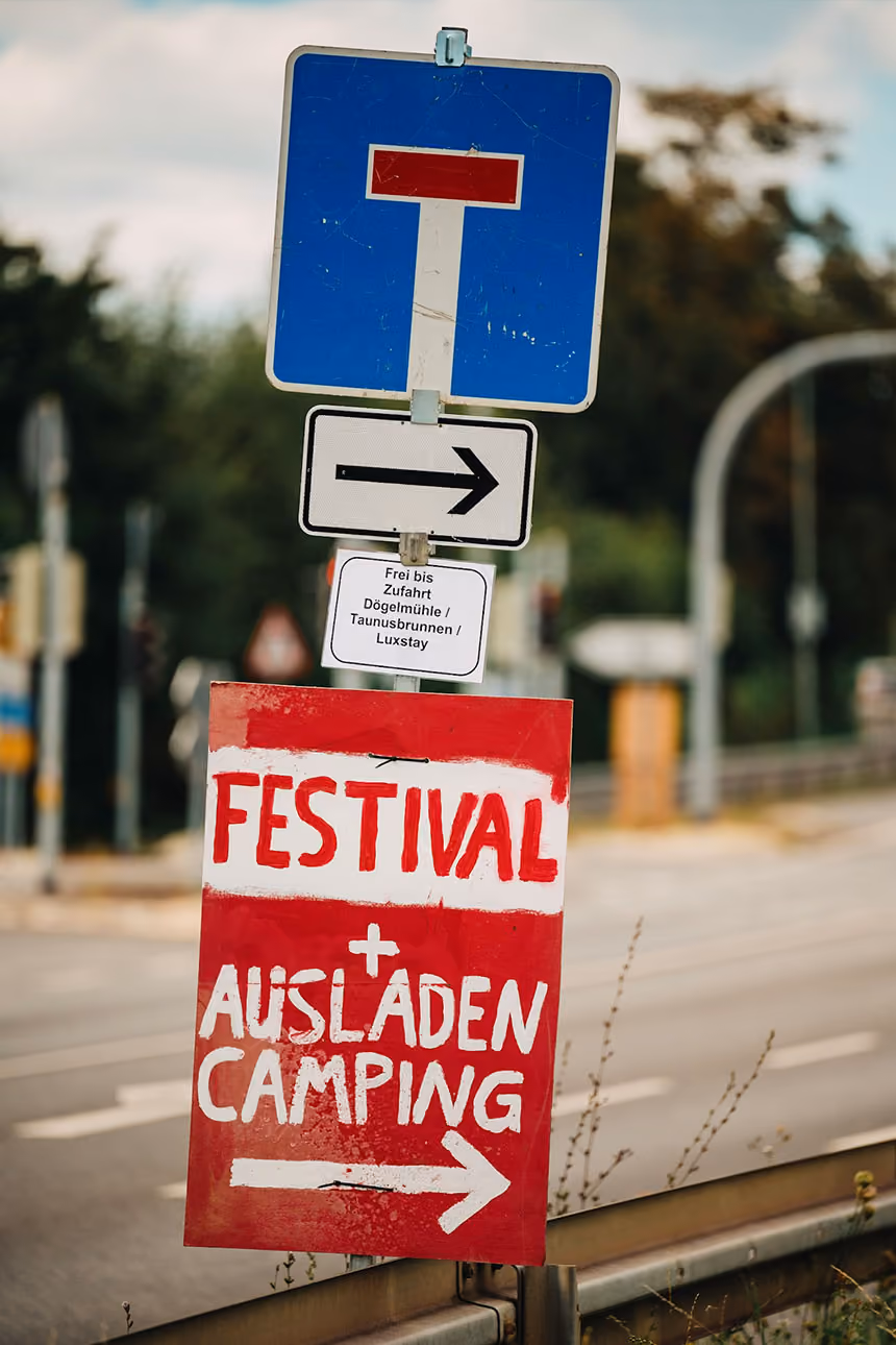 Straßenschilder mit der Aufschrift Festival