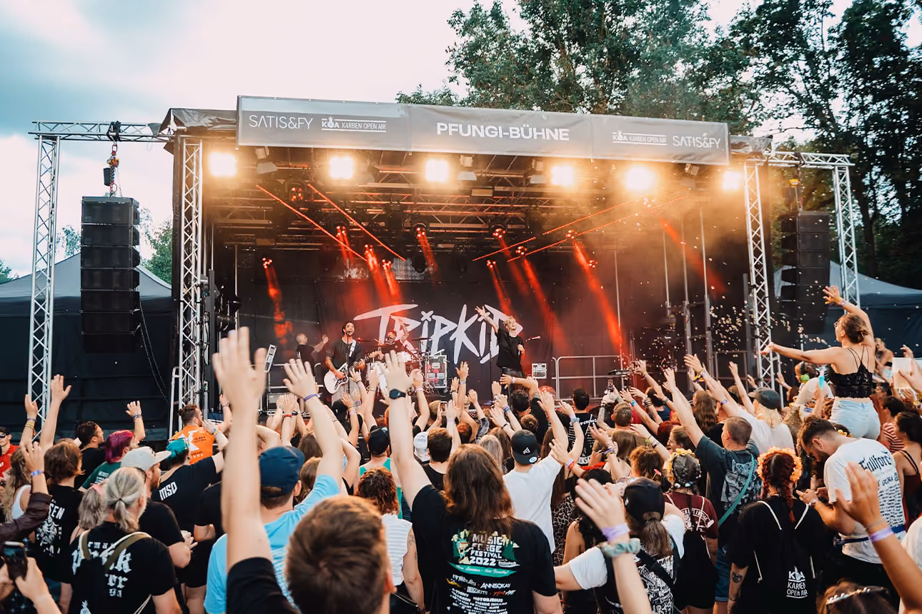 Live-Auftritt einer Band auf der Pfungi-Bühne beim Karben Open Air vor jubelndem Publikum