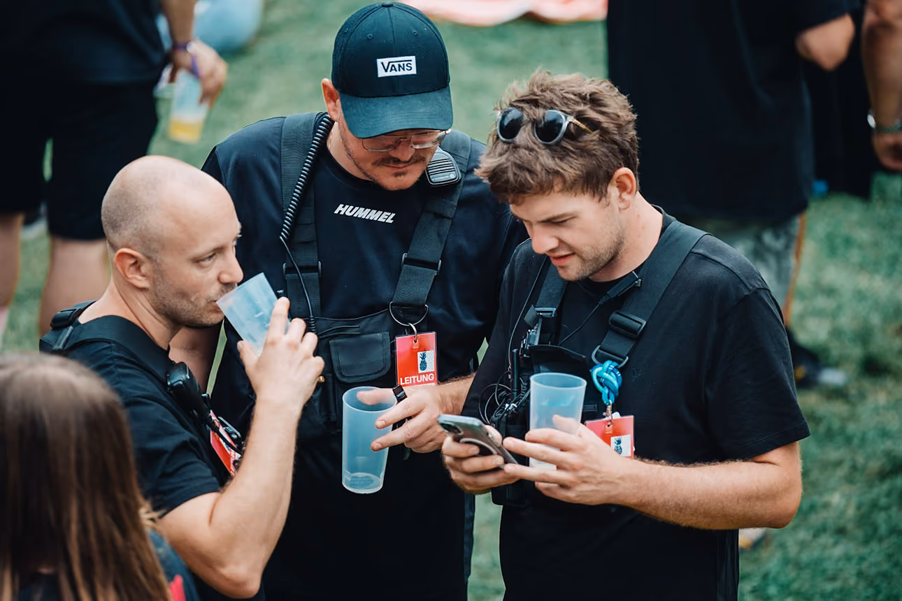Drei Karben Open Air Helfer stehen zusammen