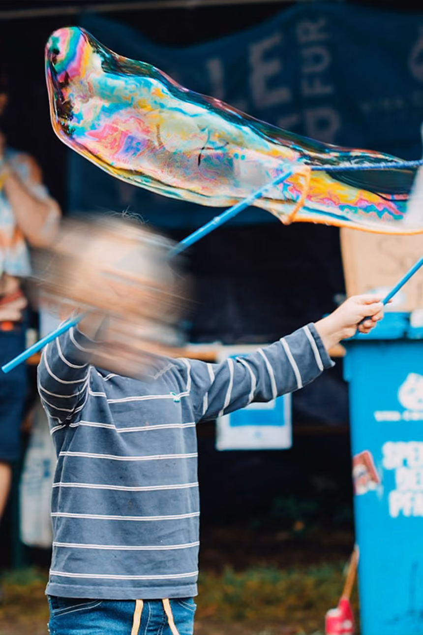 Spielendes Kind mit Seifenblasen